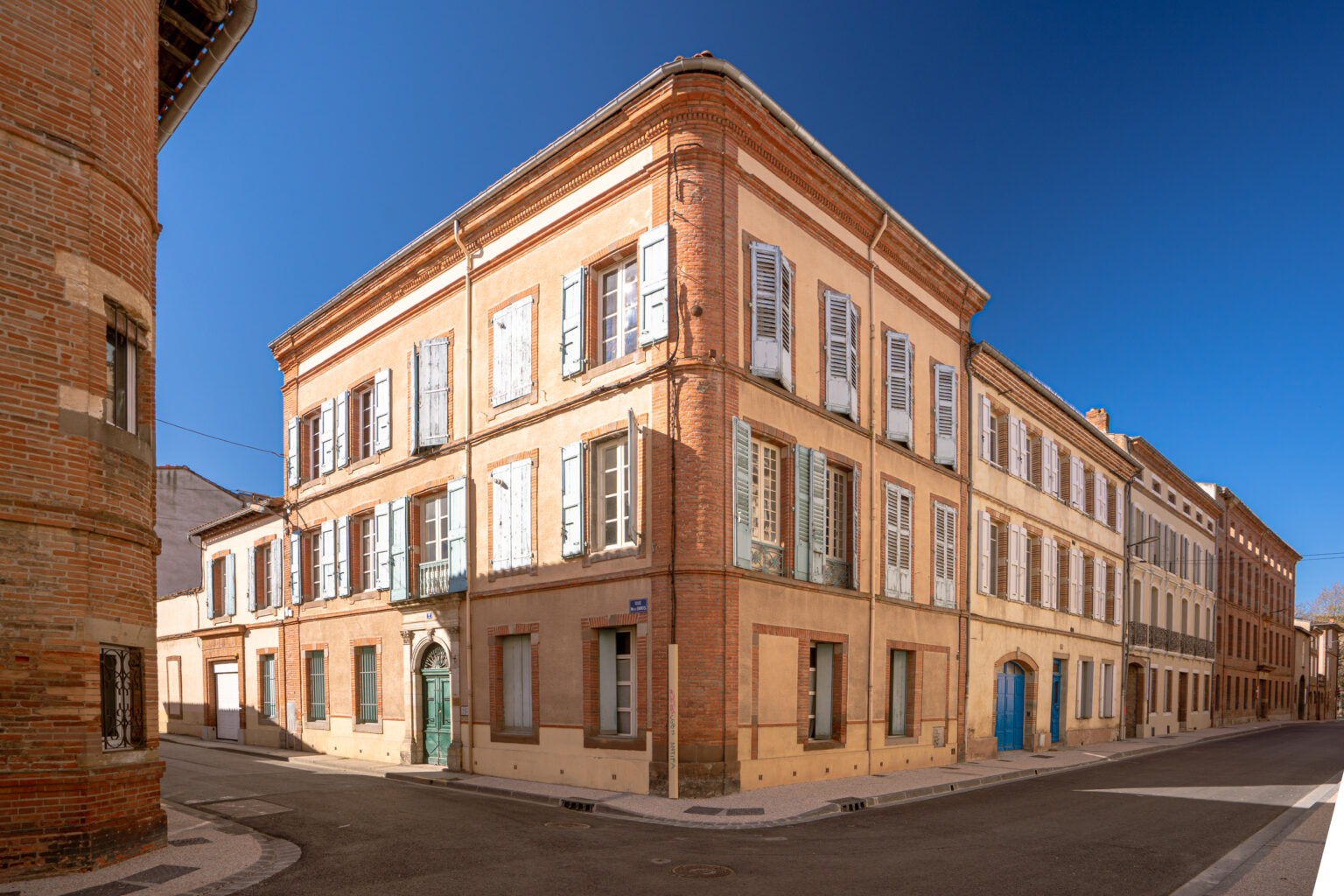 Vue extérieure charmante de l'Oasis, nichée dans un bâtiment d’époque ancienne à Albi. Atmosphère authentique et location saisonnière de caractère ou de coworking.