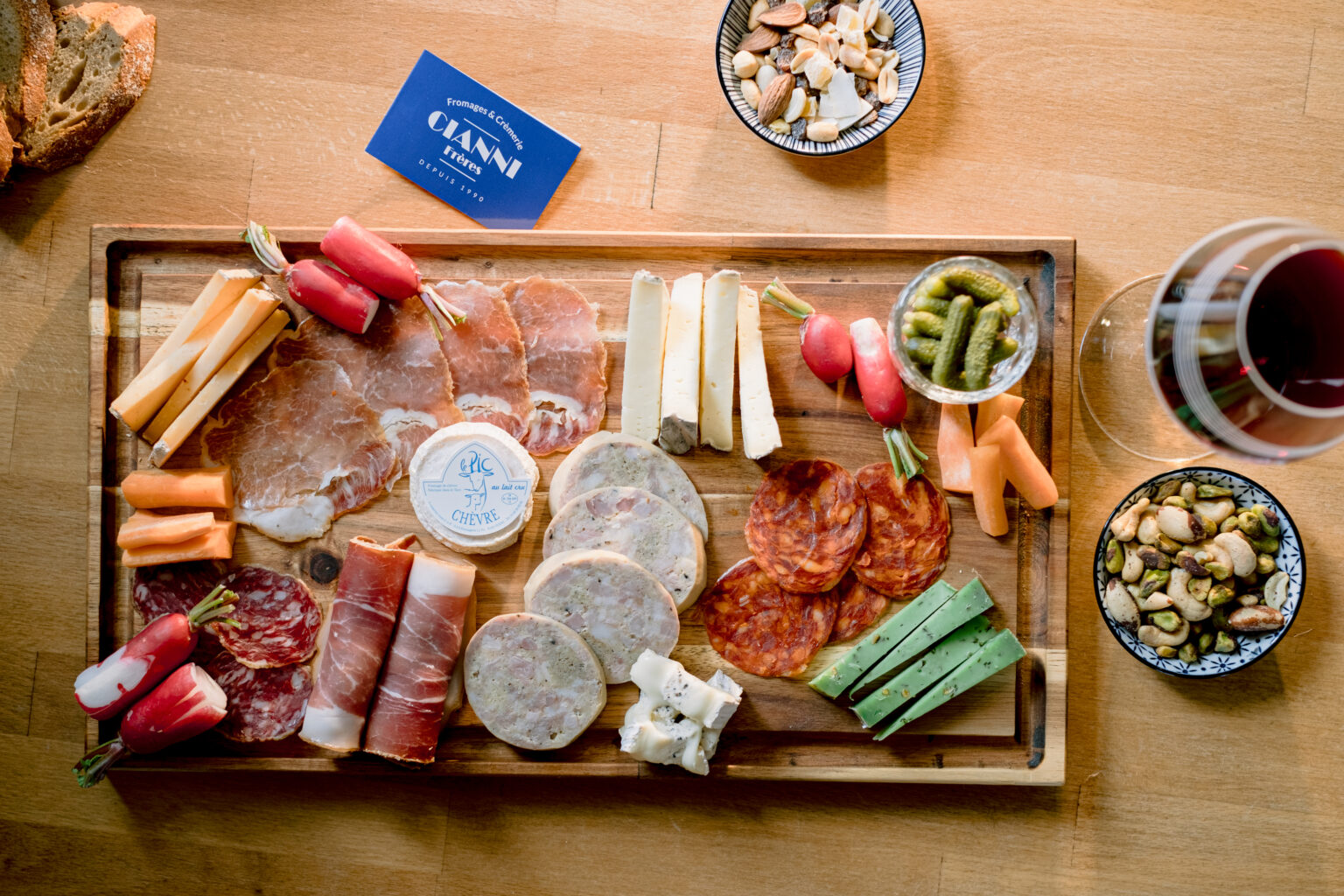 Généreux plateau de charcuterie délicieusement arrangé