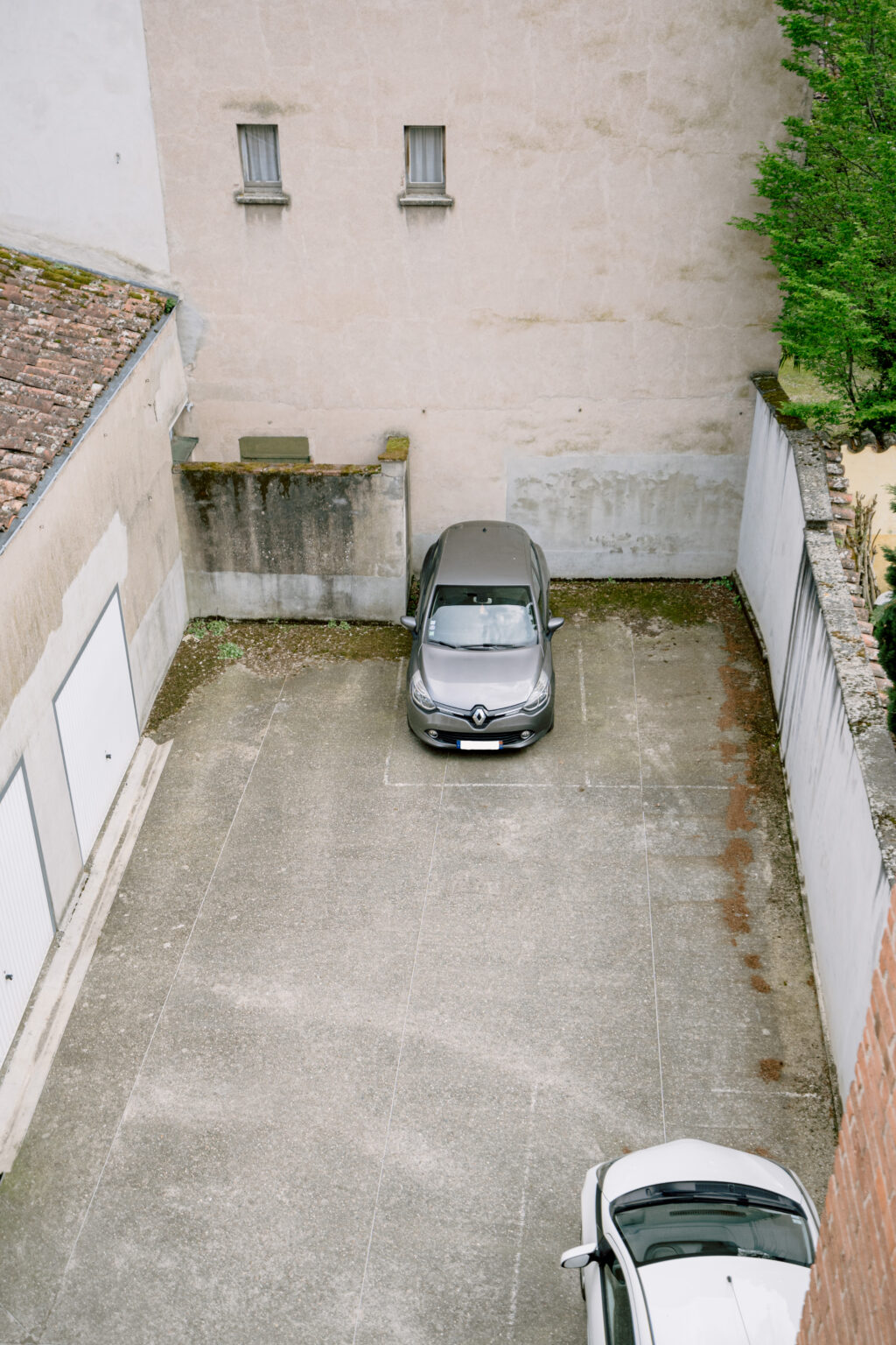 Place de parking intérieure dédiée aux voitures à l'Oasis d'Albi. Confort et commodité pour vos déplacements en toute tranquillité.